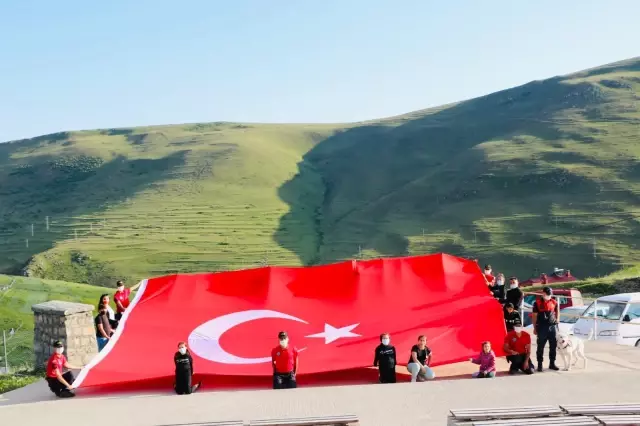 Son dakika haberleri: JAK timleri Ardahan'da dağ eteğine yansıyan 'Atatürk silüeti'ne selam durup bayrak açtı