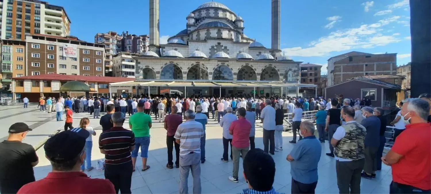 KARADENİZLİ MÜZİSYEN AYHAN ALPTEKİN, SON YOLCULUĞUNA UĞURLANDI