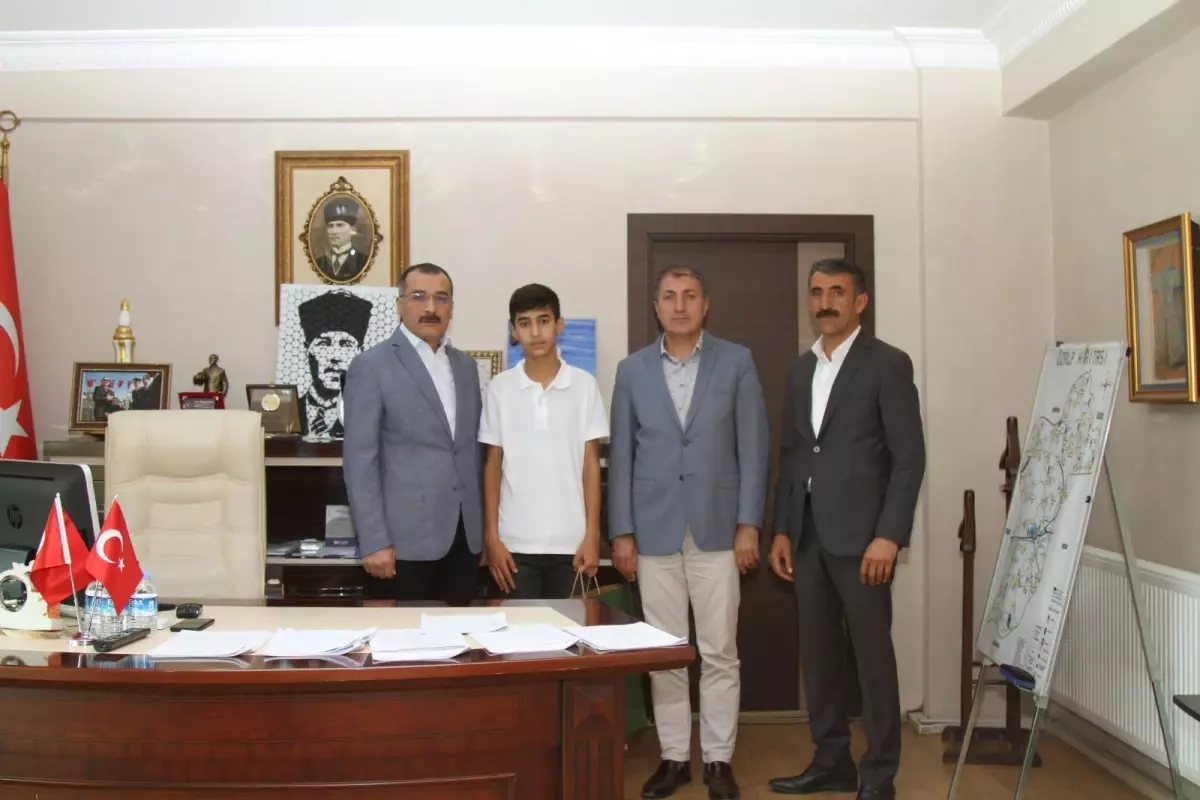 Kaymakam Çelik, LGS'de tam puan alan öğrenciyi ödüllendirdi