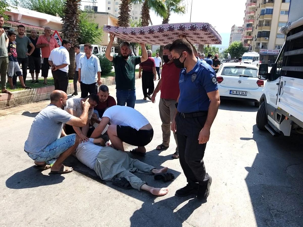 Kaza sonrası büyük mücadele verdiler! Vatandaşın süngerle güneşten koruduğu bisiklet sürücüsü öldü