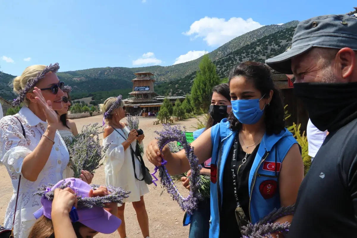 Son dakika haber! Kültür ve Turizm Bakanı'nın eşi Pervin Ersoy ile ünlüler, Burdur'da lavanta tarlalarını gezdi