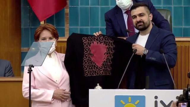 Meral Akşener kürsüyü Sangal Esports Kurucu Ortağı Hamza Sönmez'e bıraktı Meral Akşener kürsüyü Sangal Esports Kurucu Ortağı Hamza Sönmez'e bıraktı