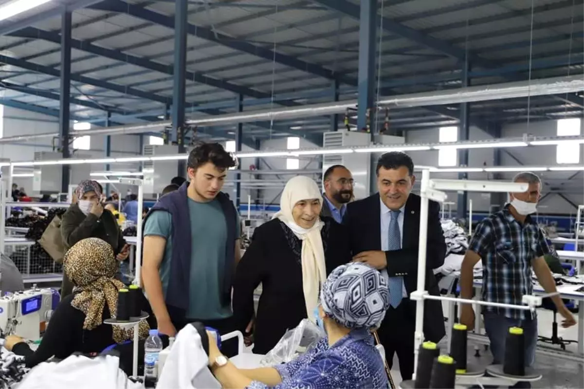 MUTLULUĞUN RESMİNİ DUVARA ASTIK