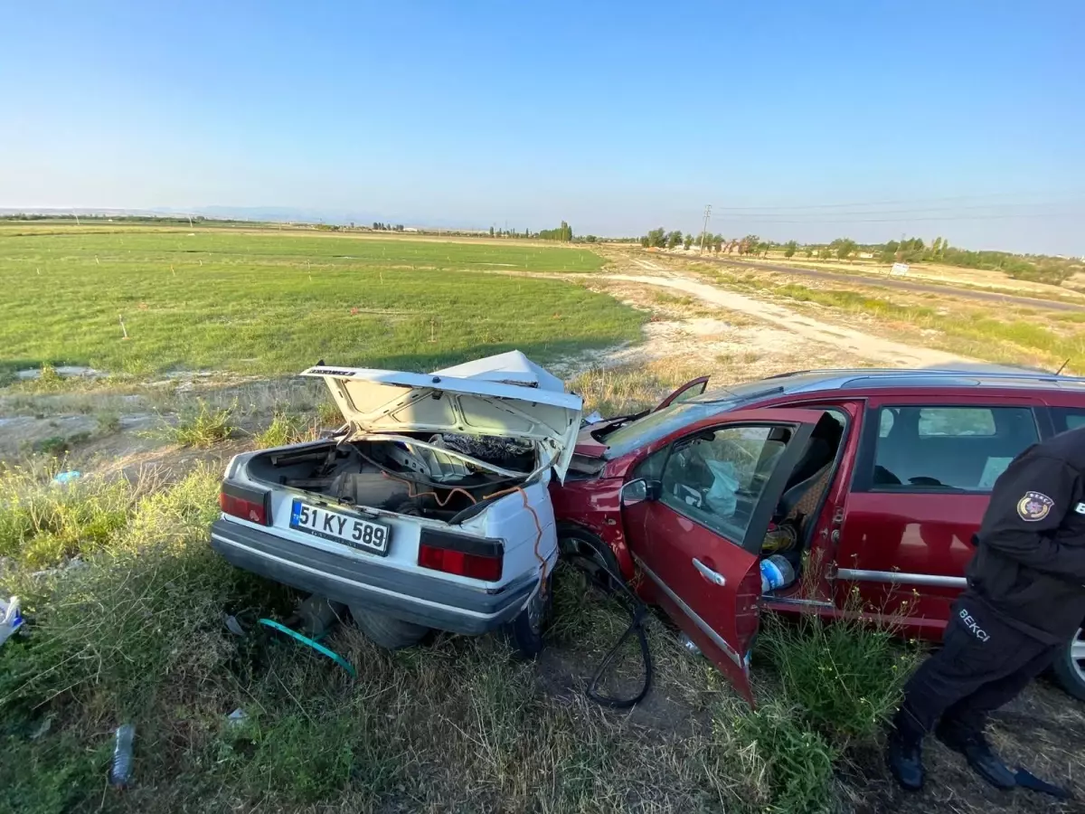 Niğde'de iki otomobil çarpıştı: 1 ölü, 2 yaralı