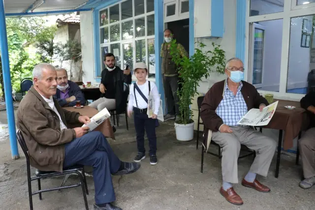 Otobüsle mahalle mahalle gezerek İstiklal Şairi Mehmet Akif Ersoy'un mücadelesini anlatıyorlar