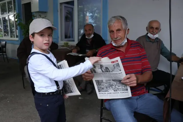 Otobüsle mahalle mahalle gezerek İstiklal Şairi Mehmet Akif Ersoy'un mücadelesini anlatıyorlar
