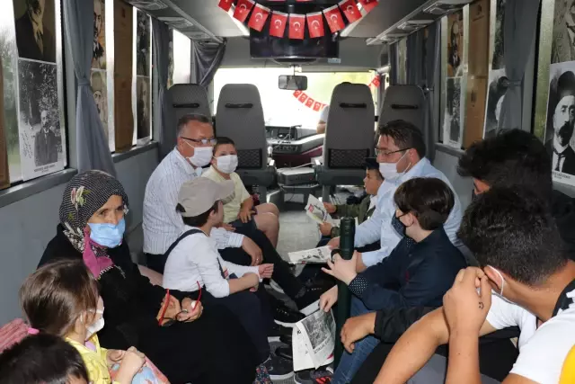 Otobüsle mahalle mahalle gezerek İstiklal Şairi Mehmet Akif Ersoy'un mücadelesini anlatıyorlar