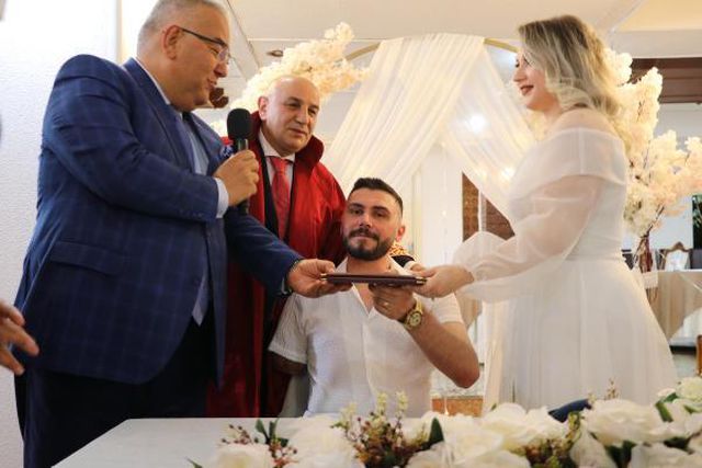 'İyi günde kötü günde' sözü yerine geldi! Pençe-Şimşek harekatı gazisi, nişanlısıyla hastanede evlendi