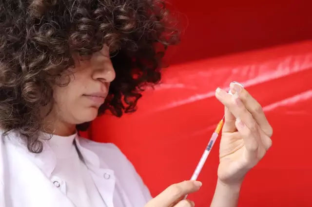 Sağlıkçılar doğu ve güneydoğuda Kovid-19 aşısında ön yargıları yıkmak için mesailerini artırdı Sağlıkçılar doğu ve güneydoğuda Kovid-19 aşısında ön yargıları yıkmak için mesailerini artırdı