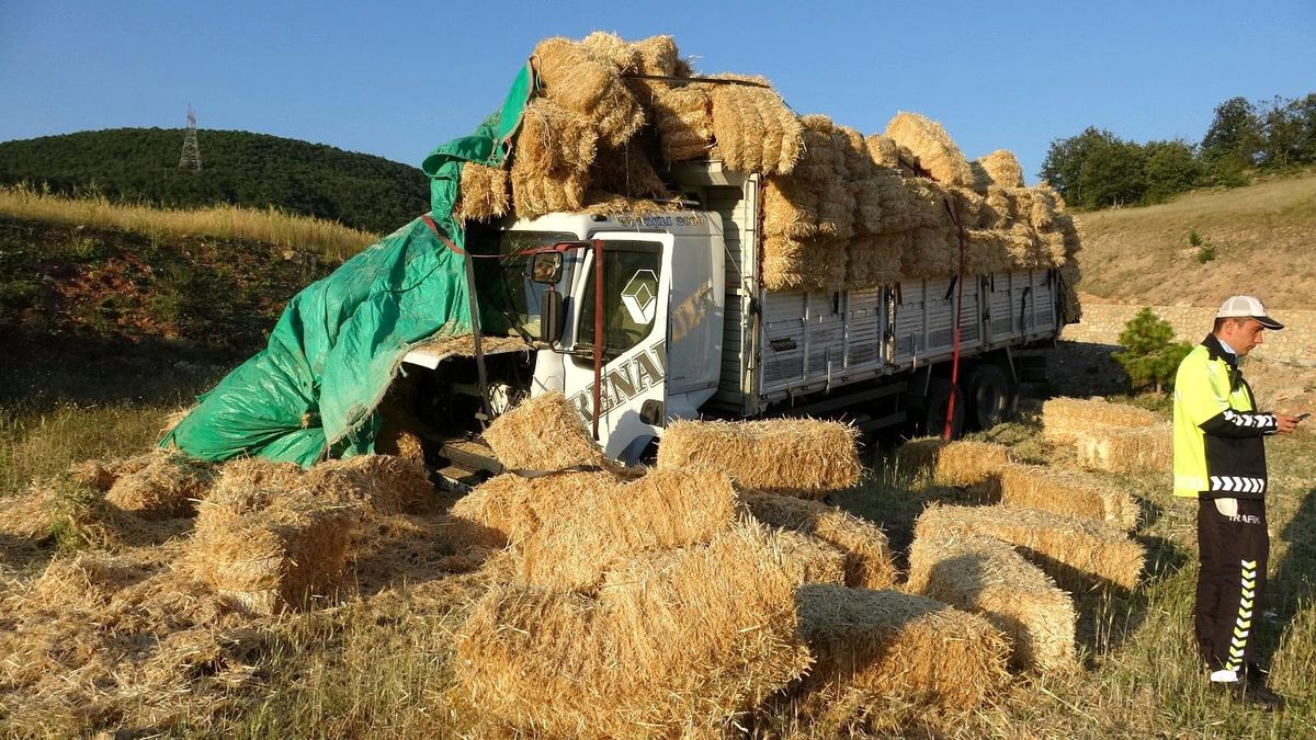 Saman yüklü kamyon yoldan çıktı: 1 yaralı