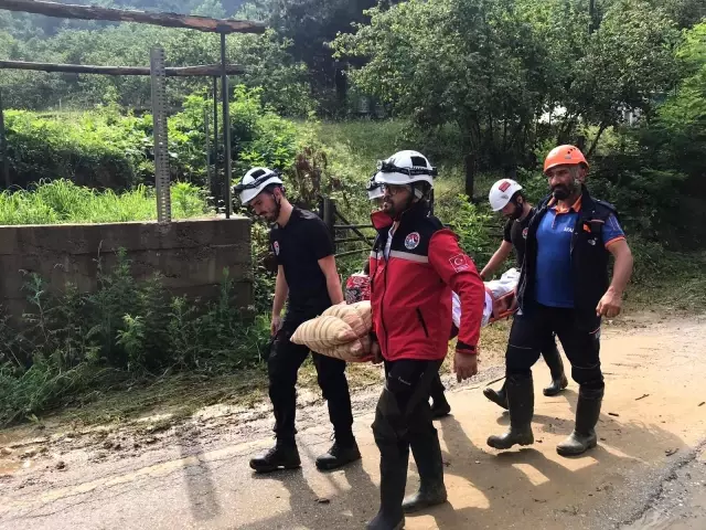 Selde mahsur kalan yaşlı kadını, AFAD ekipleri kurtardı Selde mahsur kalan yaşlı kadını, AFAD ekipleri kurtardı