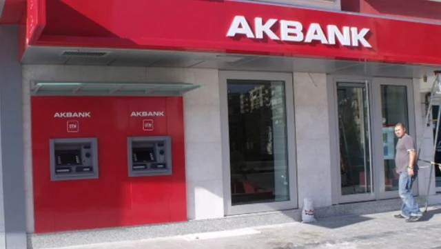 Sistemi çöken Akbank'taki sorun üzerinden 24 saat geçmesine rağmen çözülemedi! Binlerce müşteri mağdur durumda