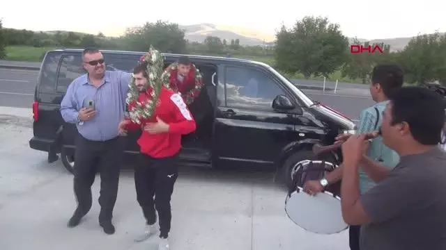 SPOR Dünya Şampiyonası'nda zirveye çıkan güreşçilere Niğde'de davul zurnalı karşılama SPOR Dünya Şampiyonası'nda zirveye çıkan güreşçilere Niğde'de davul zurnalı karşılama