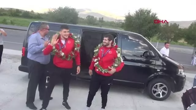 SPOR Dünya Şampiyonası'nda zirveye çıkan güreşçilere Niğde'de davul zurnalı karşılama