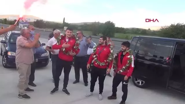SPOR Dünya Şampiyonası'nda zirveye çıkan güreşçilere Niğde'de davul zurnalı karşılama