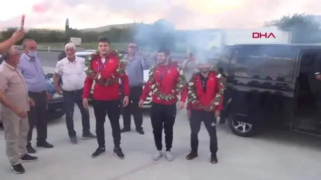 SPOR Dünya Şampiyonası'nda zirveye çıkan güreşçilere Niğde'de davul zurnalı karşılama