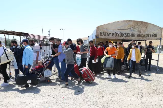 Suriyelilerin Kurban Bayramı öncesi Cilvegözü Sınır Kapısı'ndan ülkelerine geçişleri sürüyor Suriyelilerin Kurban Bayramı öncesi Cilvegözü Sınır Kapısı'ndan ülkelerine geçişleri sürüyor