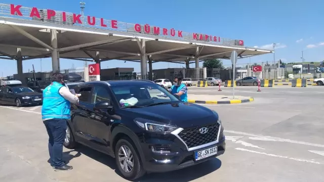 Türkiye Diyanet Vakfı Kapıkule'de gurbetçilere su ve lokum ikram etti Türkiye Diyanet Vakfı Kapıkule'de gurbetçilere su ve lokum ikram etti