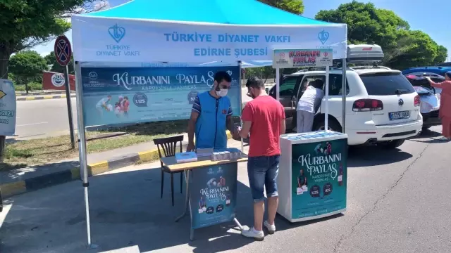 Türkiye Diyanet Vakfı Kapıkule'de gurbetçilere su ve lokum ikram etti