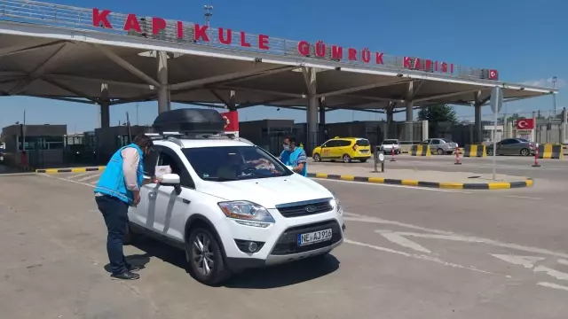 Türkiye Diyanet Vakfı Kapıkule'de gurbetçilere su ve lokum ikram etti