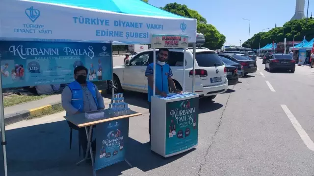 Türkiye Diyanet Vakfı Kapıkule'de gurbetçilere su ve lokum ikram etti
