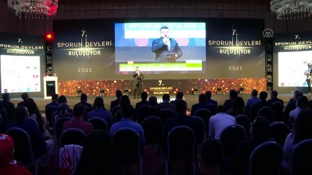 Bakan Kasapoğlu, Ülke TV'nin '7. Sporun Devleri Buluşuyor' ödül törenine katıldı