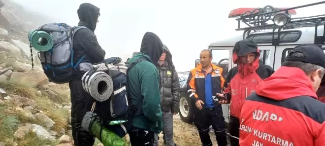 Uludağ'da kaybolan 4 arkadaş, 6 saat sonra bulundu Uludağ'da kaybolan 4 arkadaş, 6 saat sonra bulundu