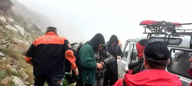 Uludağ'da kaybolan 4 arkadaş, 6 saat sonra bulundu