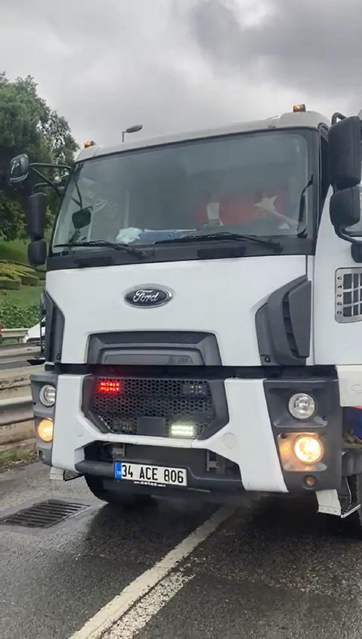 ÜSKÜDAR'DA ÇAKARLI KAMYON YAKALANDI