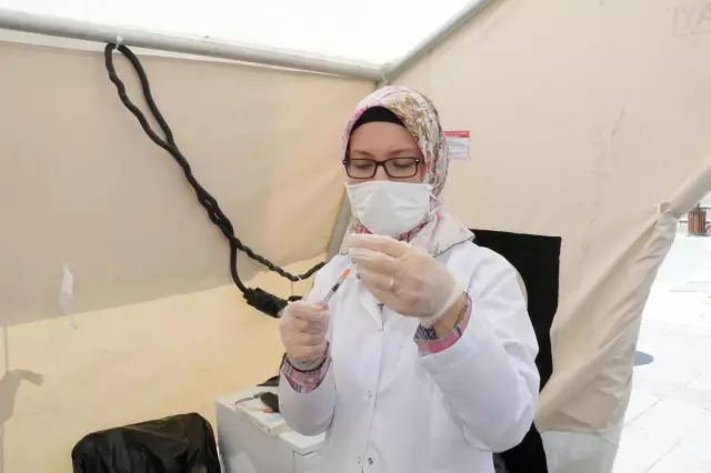 178 bin kişiye ilk doz, yaklaşık 100 bin kişiye de 2. doz Kovid-19 aşısı uygulandı