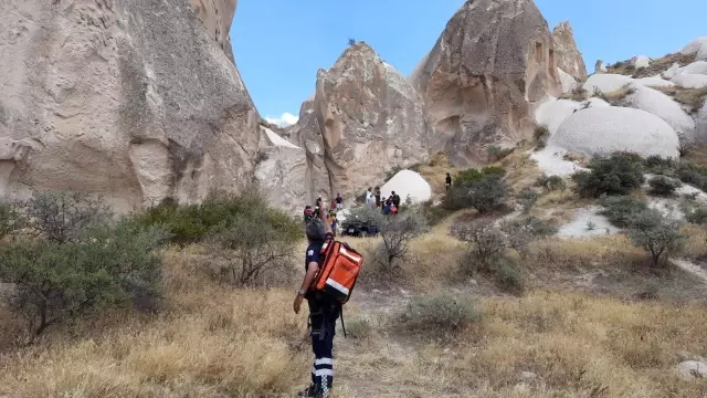 Kayalıklara sıkışan turisti AFAD ekipleri kurtardı