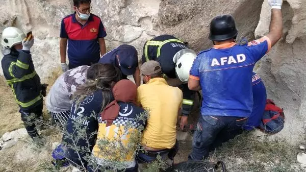 ABD'li turist, fotoğraf çekerken düştüğü kayalıklar arasında sıkıştı
