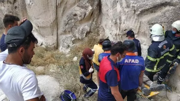 ABD'li turist, fotoğraf çekerken düştüğü kayalıklar arasında sıkıştı