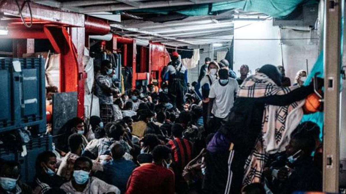 Akdeniz'de 572 göçmeni kurtaran gemi bir haftadır çaresizce liman bekliyor: Gıda stokları bitmek üzere