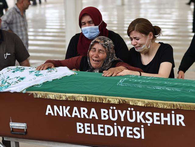 Annesi tarafından öldürülen Meryem ve 2 çocuğu gözyaşları içinde toprağa verildi