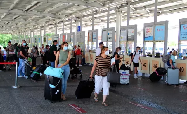 Antalya Havalimanı'nda tarihi yoğunluk