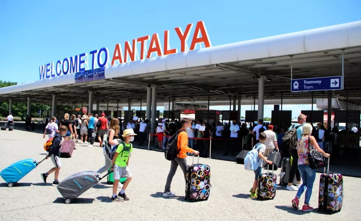 Antalya Havalimanı'nda tarihi yoğunluk