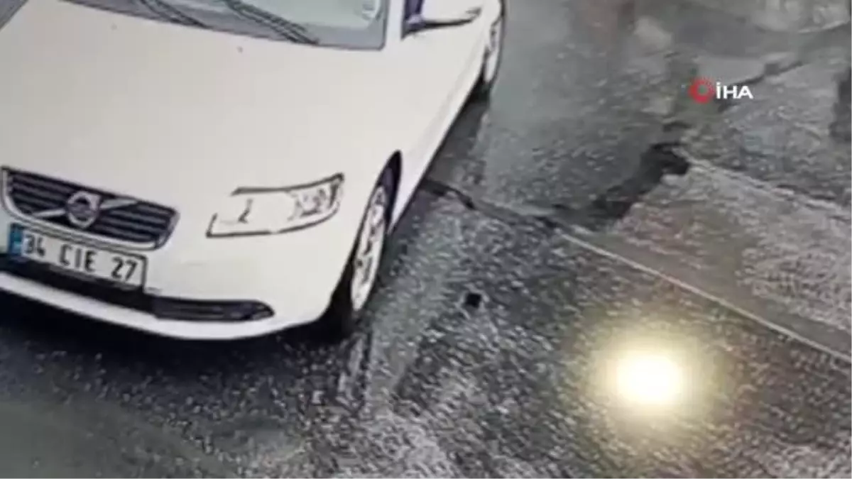 Bahçelievler'de ilginç olay kamerada: Hışımla aracından indi, düşürdüğü telefonun üzerinden geçti