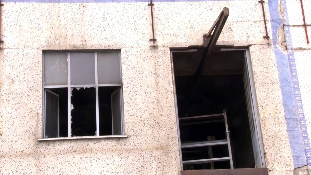 Boya atölyesinde iş yeri sahibi, alev alan makinenin üzerine su dökünce patlama meydana geldi! 2 kişi yaralandı