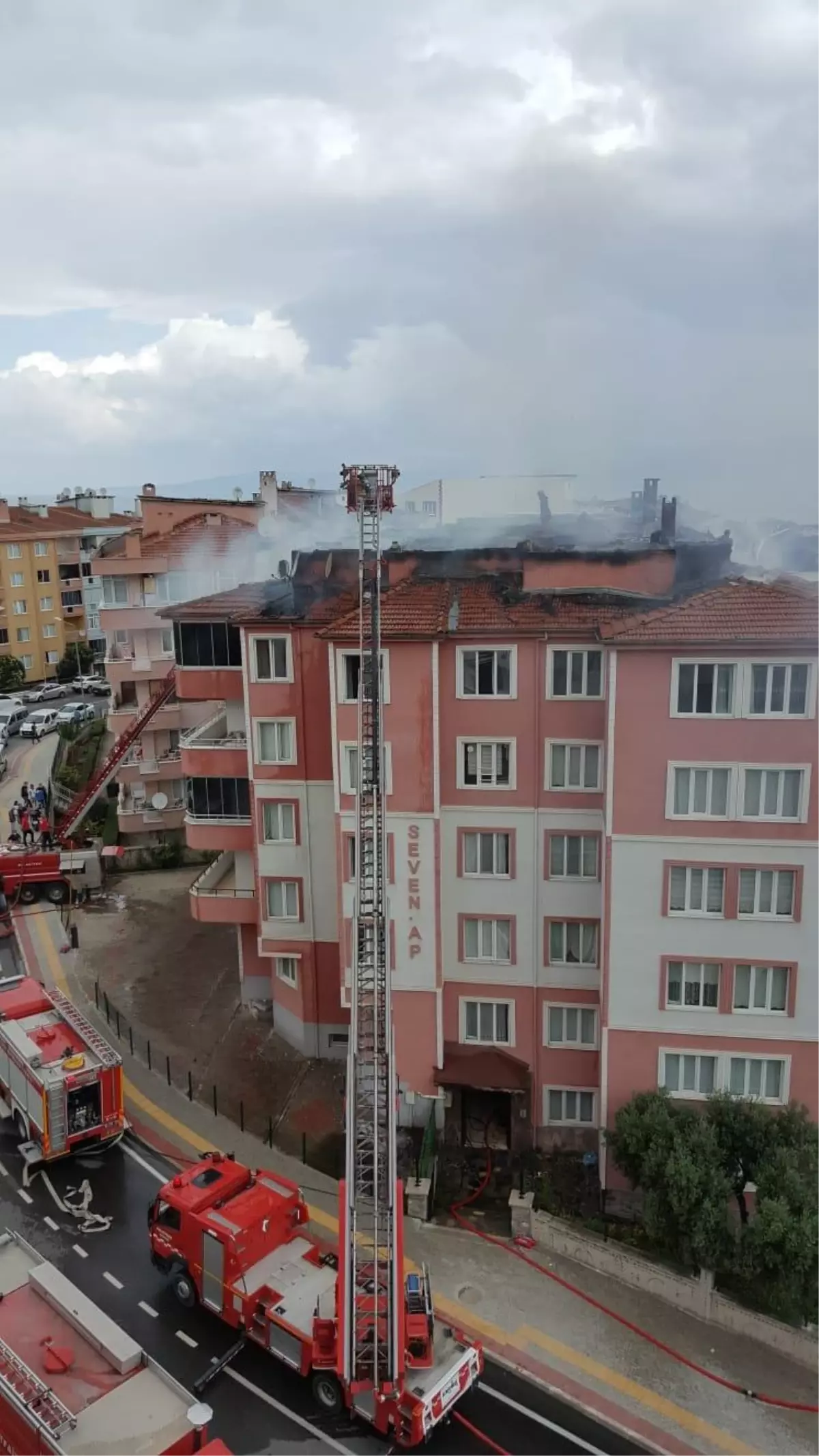 Bursa'da apartmanda çıkan yangın hasara yol açtı