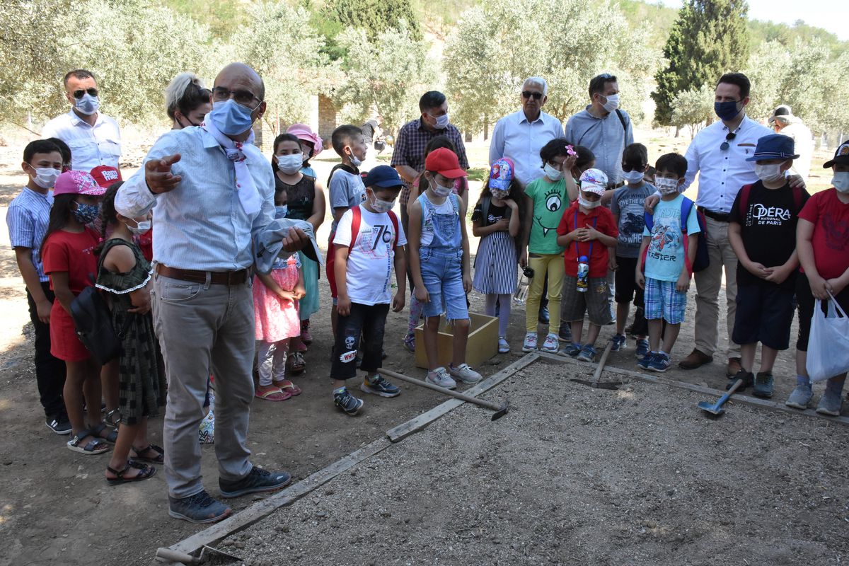 Çocuklar Stratonikeia Antik Kenti'nde temsili kazı yaptı