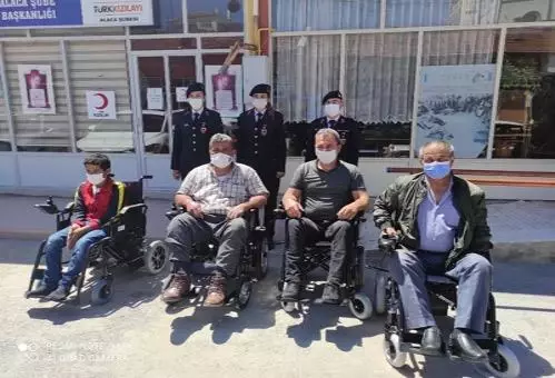 Jandarmadan 14 engelliye akülü araç