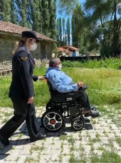 Jandarmadan 14 engelliye akülü araç