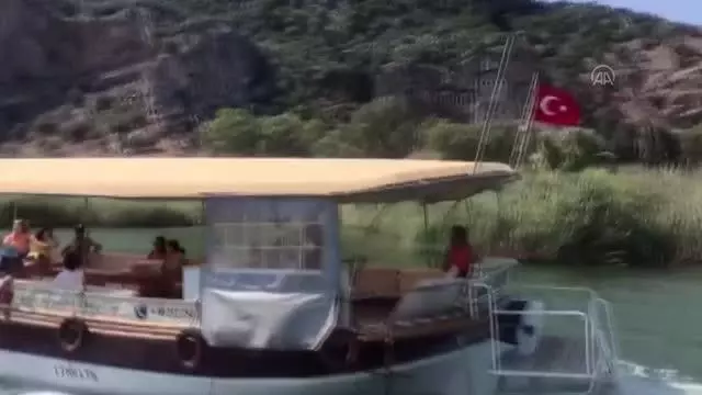 Dalyan'da çamur banyoları ve İztuzu plajı turistlerin vazgeçilmezi oldu
