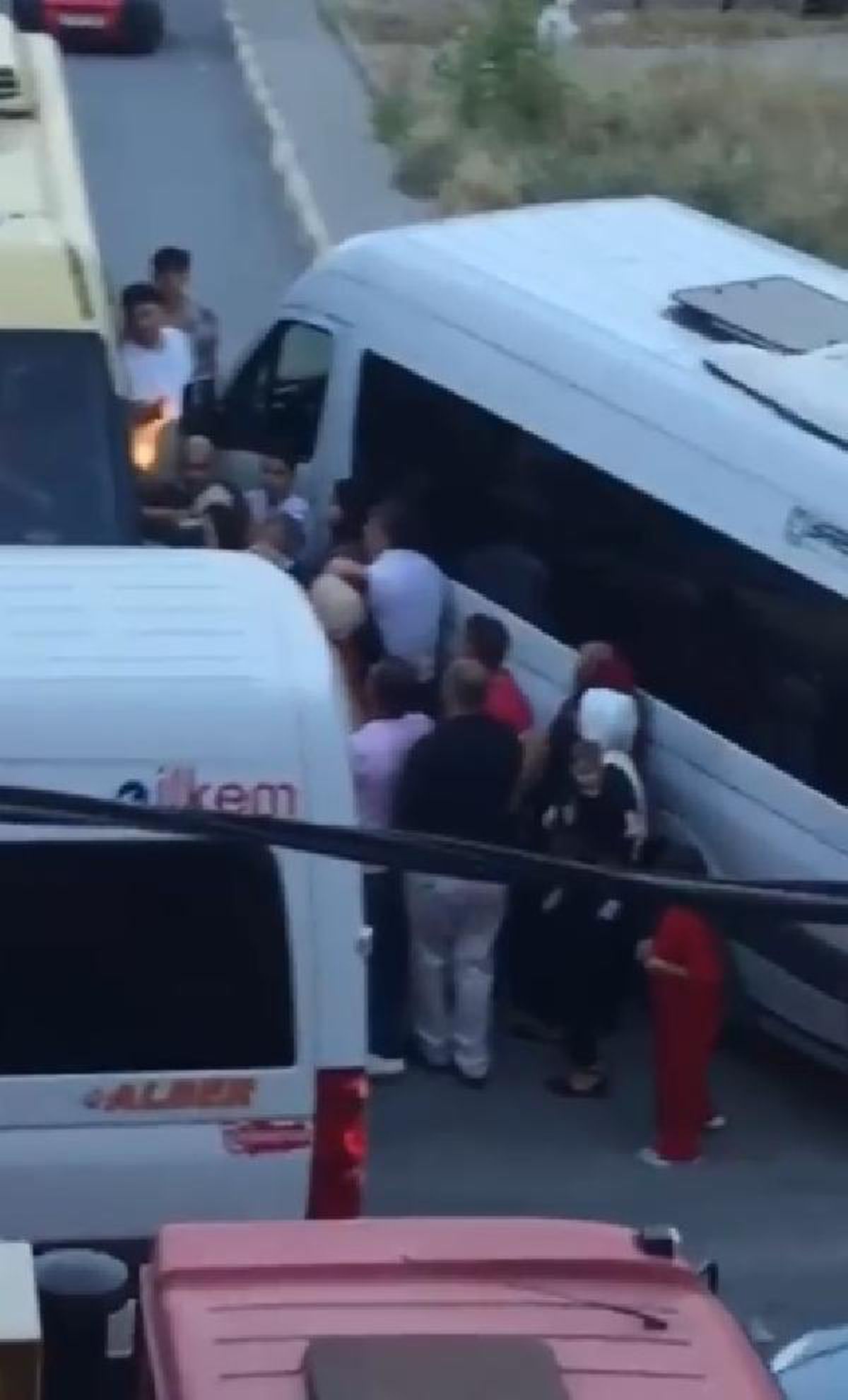 ESENYURT'TA YOL VERME NEDENİYLE TARTIŞTIKLARI MİNİBÜS ŞOFÖRÜNÜ DARBETTİLER