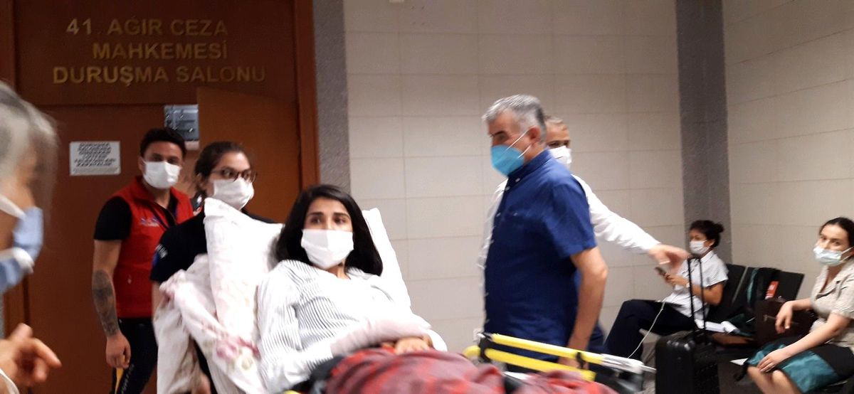 Eşi tarafından vurulan genç kadın, duruşmaya sedyeyle geldi