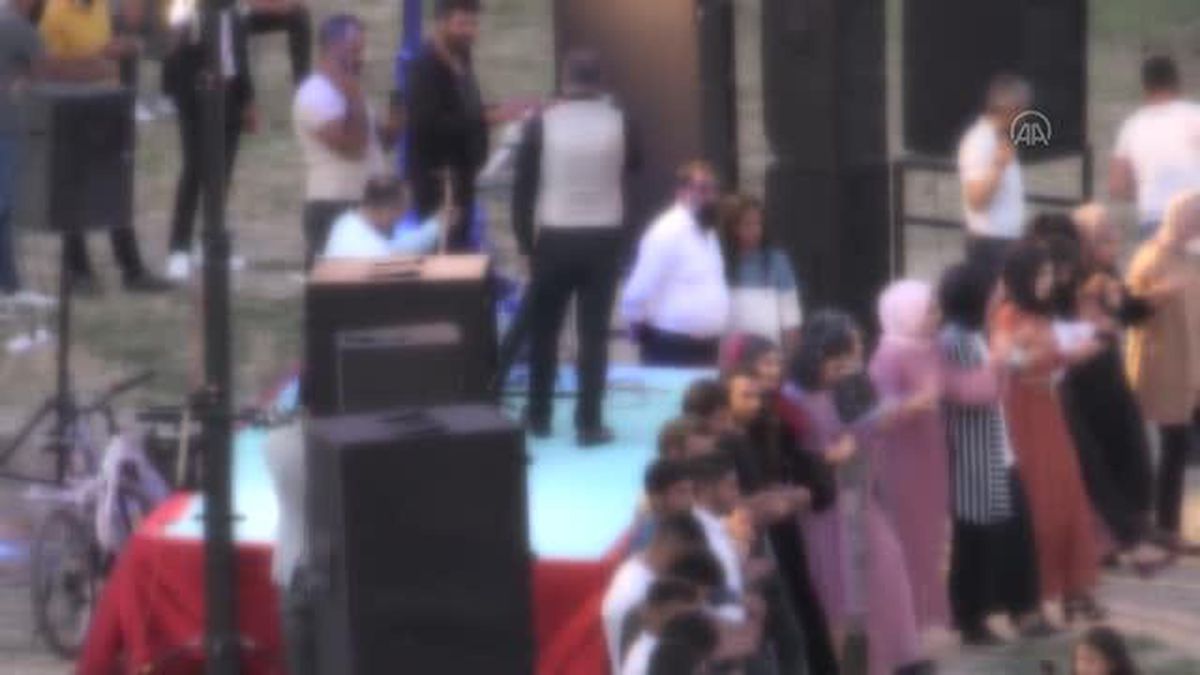 Son dakika haber! ESKİŞEHİR - Maske ve mesafe kurallarını hiçe sayıp 'halay çeken' onlarca kişiye polisten uyarı