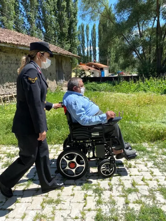 Jandarmadan 14 engelliye akülü araç