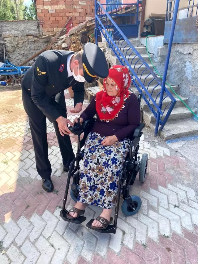 Jandarmadan 14 engelliye akülü araç