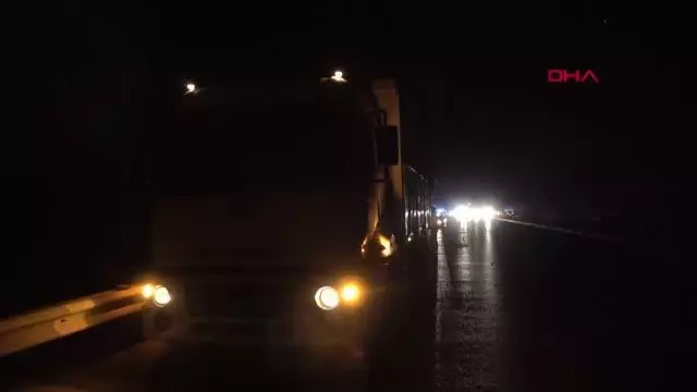 KAMYONDAN DÜŞEN TOMRUKLAR KAZAYA NEDEN OLDU
